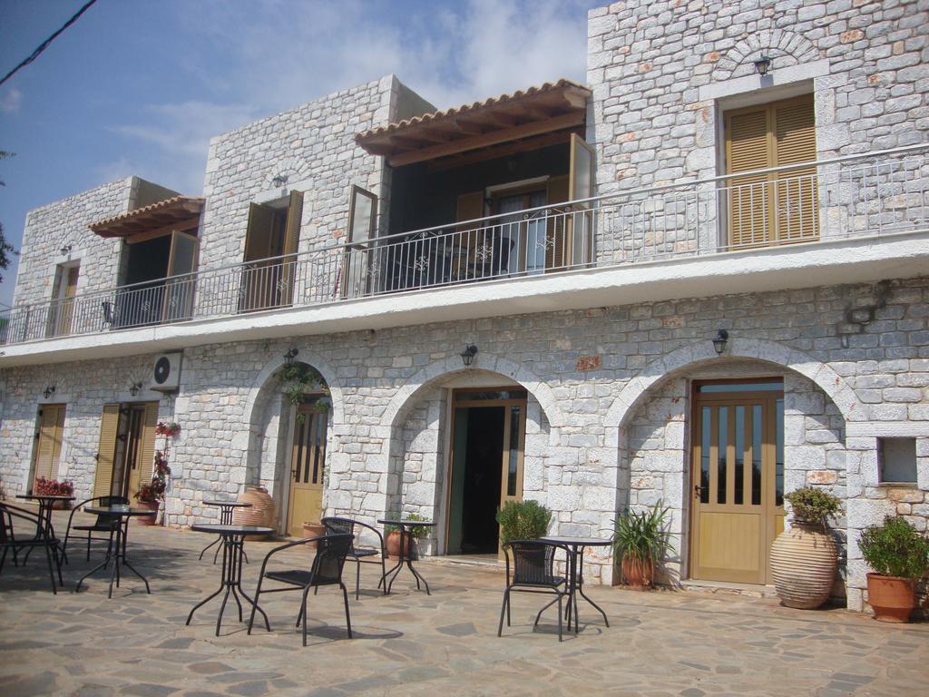 Kafiona Guesthouse Pírgos Dhiroú Exteriör bild