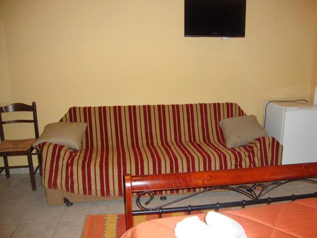 Kafiona Guesthouse Pírgos Dhiroú Rum bild