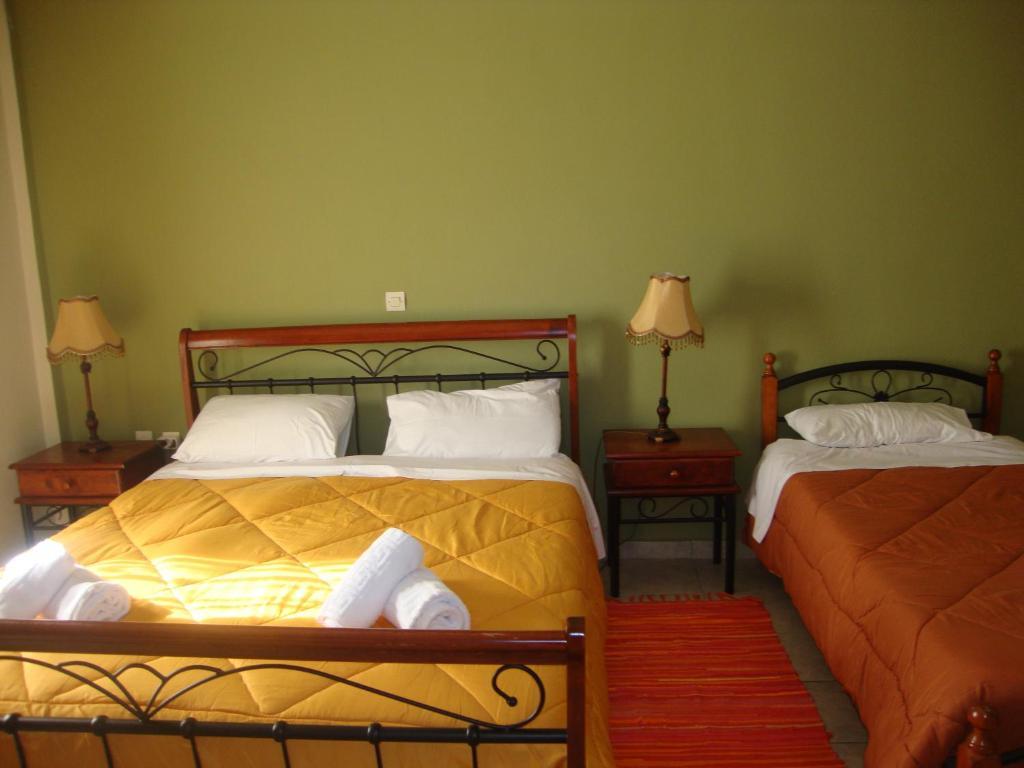Kafiona Guesthouse Pírgos Dhiroú Rum bild